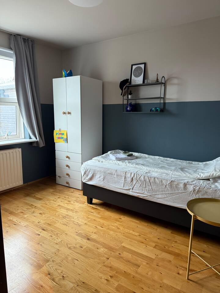 Cette chambre peut accueillir un lit queen size, offrant plus de possibilités de couchage.