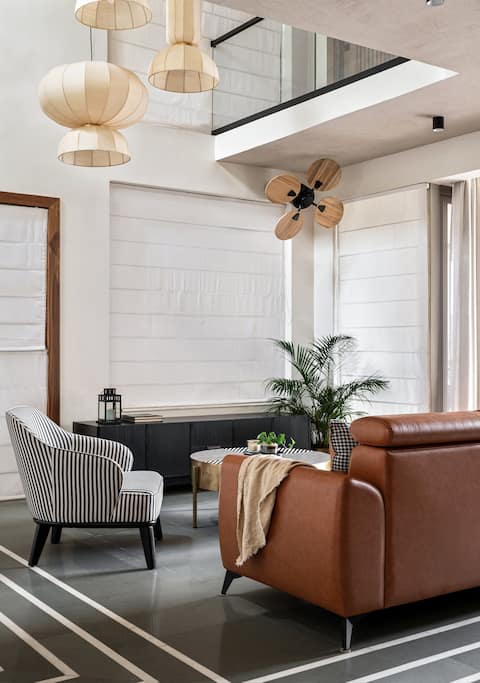 Villa with Home Theater and Backyard