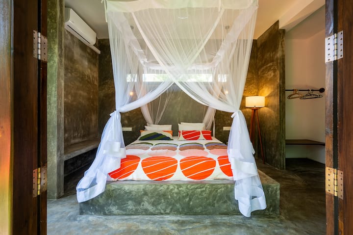 Please be aware we will only make the cabana ready if at the time of reservation you have requested and paid for the extra guests. The cabana is not included in the nightly rate for 4 guests.