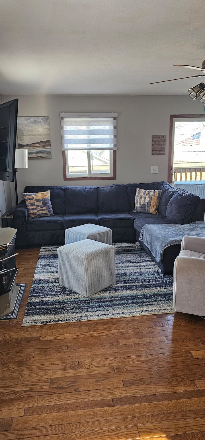 Მყუდრო და კომფორტული მისაღები ოთახი მაღლა. Შესანიშნავი ადგილია თავგადასავლების შემდეგ დასასვენებლად. 