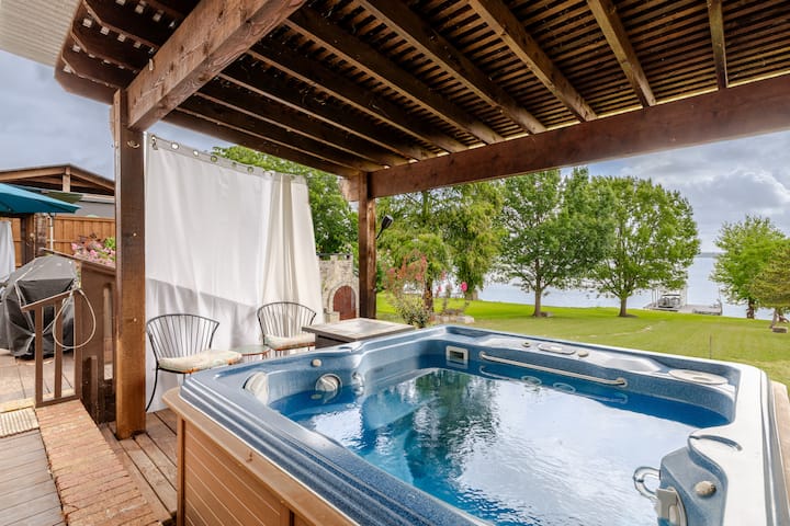 Private Lakefront Oasis | Hot Tub | Near Dallas