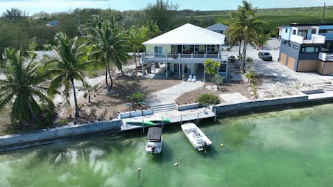 Luxury Waterfront Villa,
Dock
& Boat Available.
