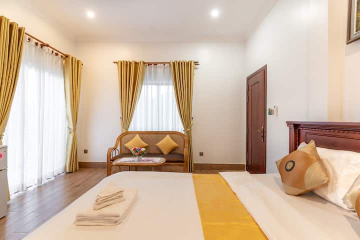 Cama con sofás dentro de las habitaciones más cómodas para dormir y zona de trabajo.