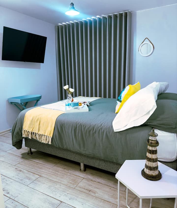 El dormitorio principal tiene una cama cómoda, ventanas de doble panel para reducir y aislar el ruido, cortinas opacas para una noche de sueño reparador y el único televisor en las instalaciones, lo que garantiza que los huéspedes puedan relajarse sin dejar de abrazar el entorno relajante.