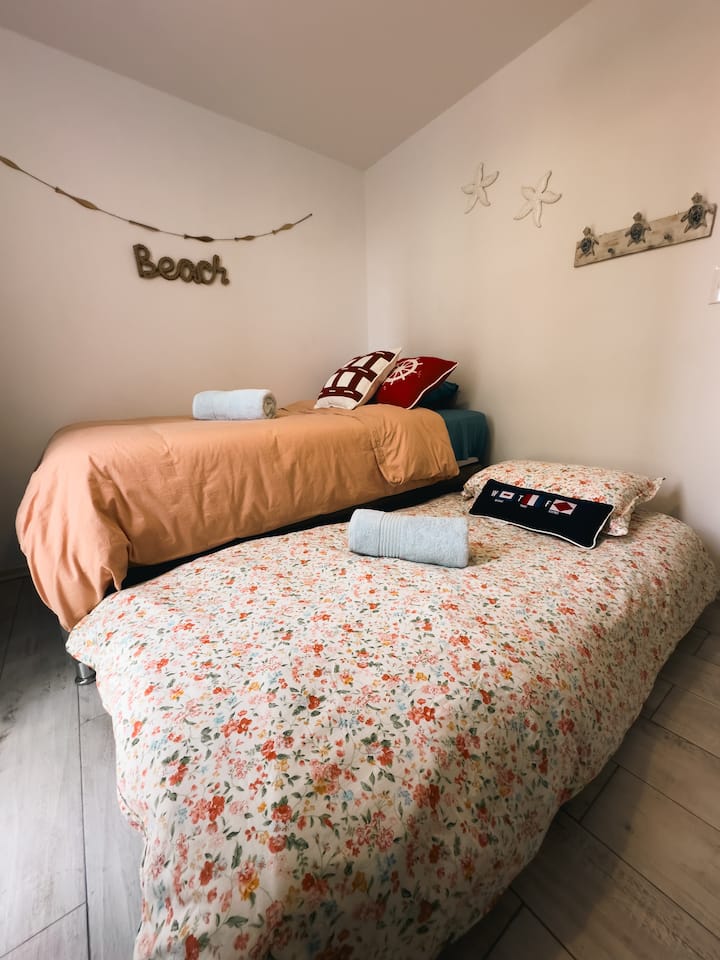 Esta habitación cuenta con una cama diván versátil, perfecta para alojar a dos personas o transformarse en una cama doble si solo se hospeda una persona. La habitación está equipada con cortinas opacas y ventanas de doble panel que ayudan a reducir el ruido.