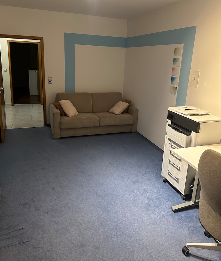 غرفة مكتب مع سرير أريكة 