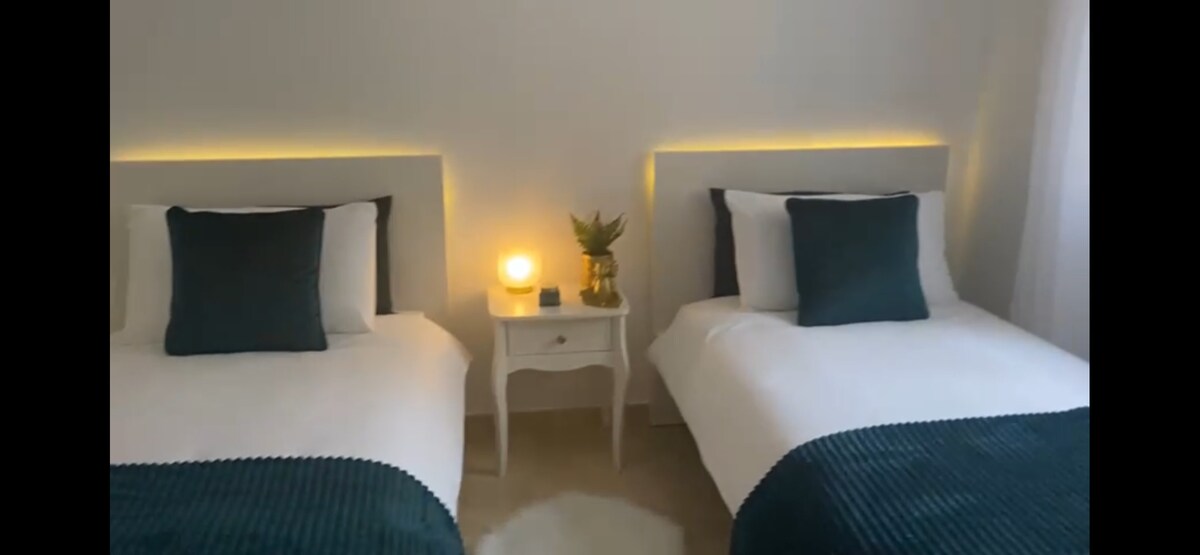 שתי מיטות יחיד בקומת הקרקע 