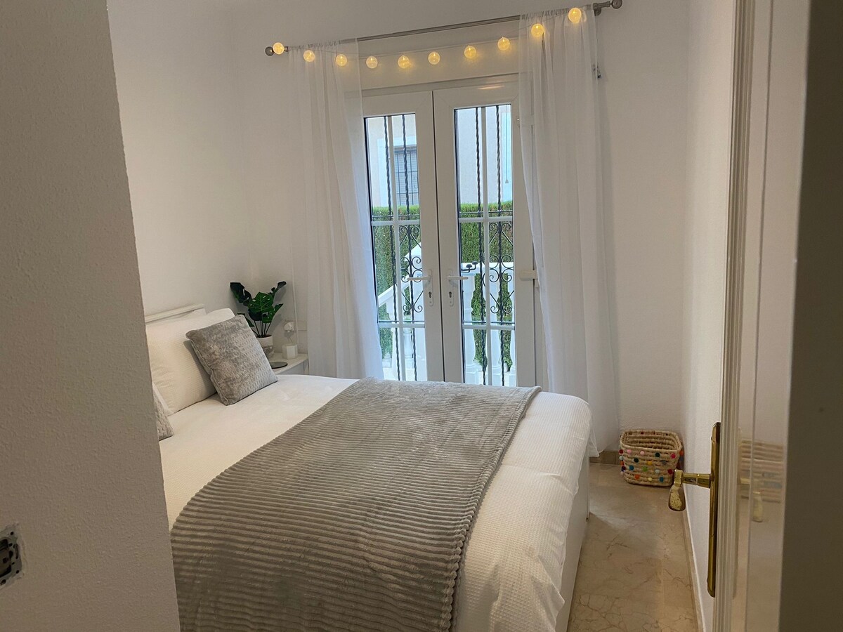 חדר שינה זוגי בקומת הקרקע עם גישה ישירה לאזור החיצוני הצדדי 