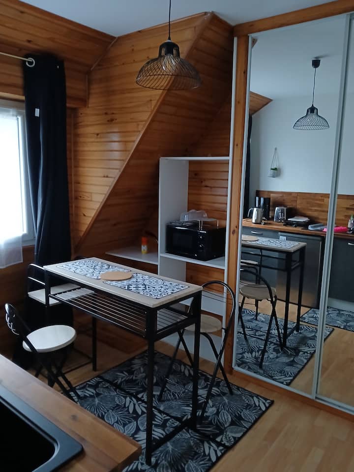 Logement Entier Avec Chambre, Cuisine Et Wc - Theix