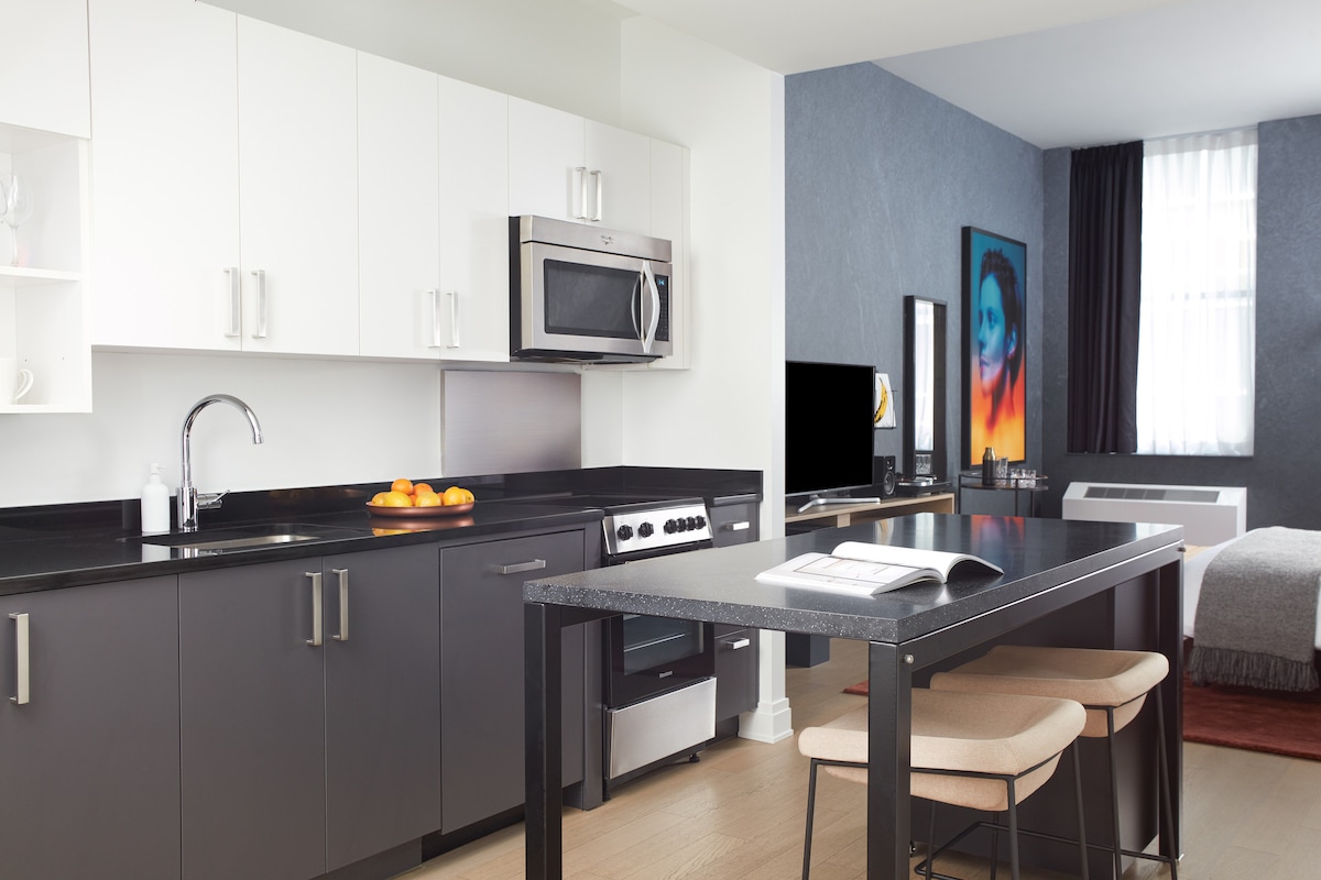 Top Airbnb: Mint House 70 Pine by Kasa | Deluxe Studio King in Financial District Battery Park City