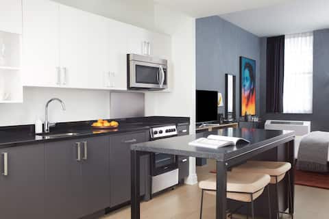 Top Airbnb: Mint House 70 Pine by Kasa | Deluxe Studio King in Financial District Battery Park City
