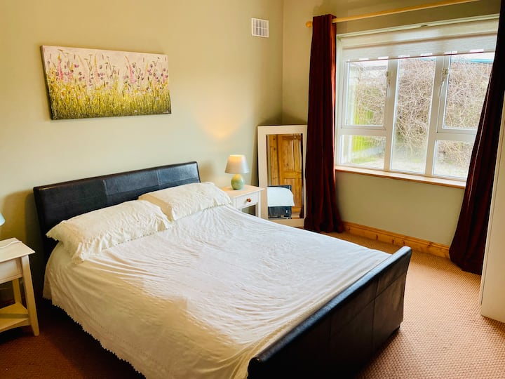 Самостоятелна спалня с двойно легло на долния етаж