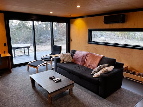 Popular Airbnb listing: Rancho Relaxo 2 - No neighbours, 10 mins to Jindy. in East Jindabyne