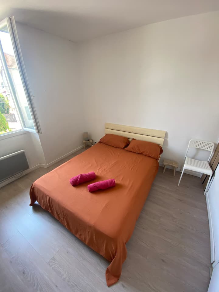 Krevat 140 x 190 cm 
Dhoma e gjumit në nivelin 1