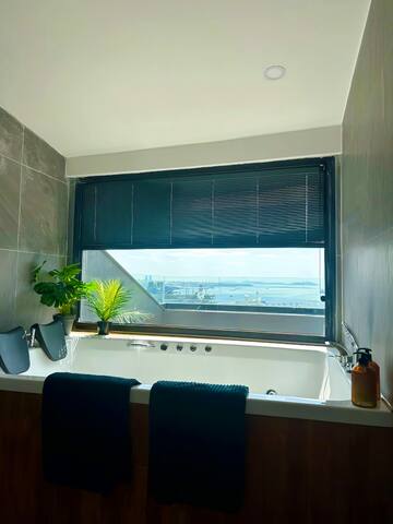 S Lux/Jacuzzi Escape with Bosphorus Panorama gallery image 5