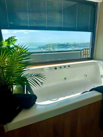 S Lux/Jacuzzi Escape with Bosphorus Panorama gallery image 2