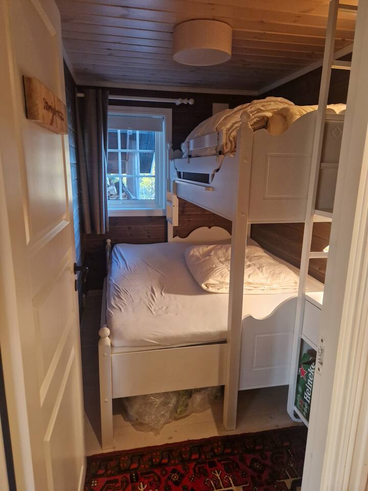 Lit double en bas, lit simple à l'étage. Rangement avec cintres. 