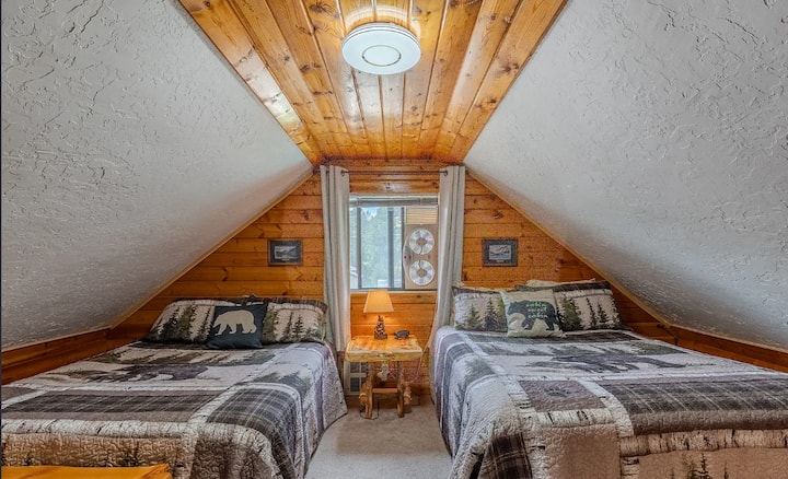 ห้องนอนหมายเลข 2 พร้อมเตียงควีนไซส์ 2 หลัง 