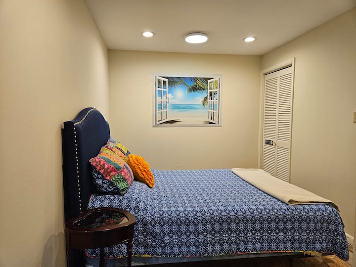 Menšia manželská posteľ. 