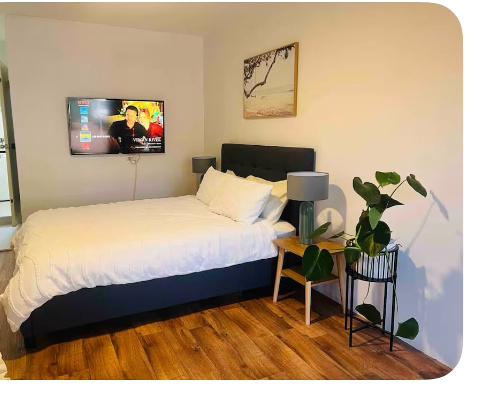 ეს ფართო და მყუდრო საძინებელი პირველ სართულზე მდებარეობს. აქ არის საკუთარი სააბაზანო და ტუალეტი, ასევე, ცალკე შესასვლელი, რომლითაც შეგიძლიათ ისარგებლოთ, თუ მოგინდებათ. იდეალურია წყვილებისთვის, მოზარდებისთვის ან ხანდაზმულებისთვის, რომლებიც პირად სივრცეს ეძებენ. არ არის კიბეები, ადვილად მისასვლელი.  