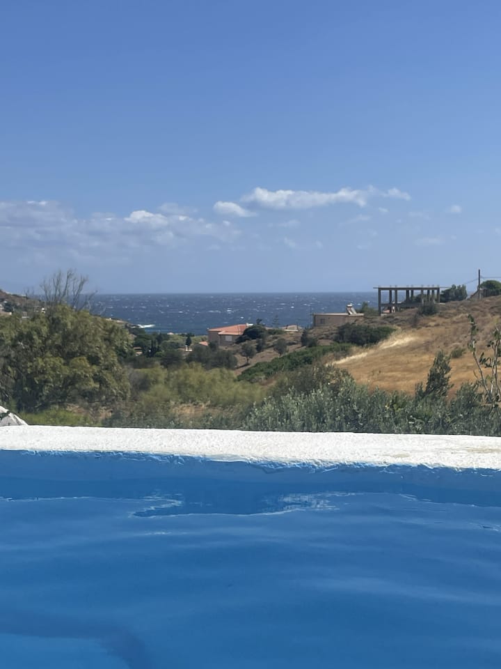Groot Huis Dichtbij Zee, Vlakbij Athene. - Milos