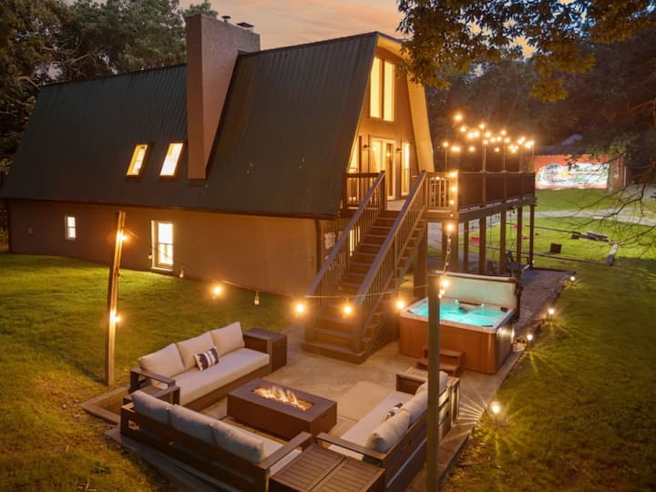HonkyTonk Ridge, Hot Tub, Pub, Fire Pit, Sleeps 16