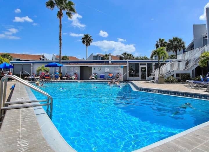 Madeira Beach Condo | Walk To Beach | King Bed - Madeira Beach, FL
