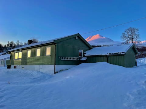 House with nice view & central location in Lyngen