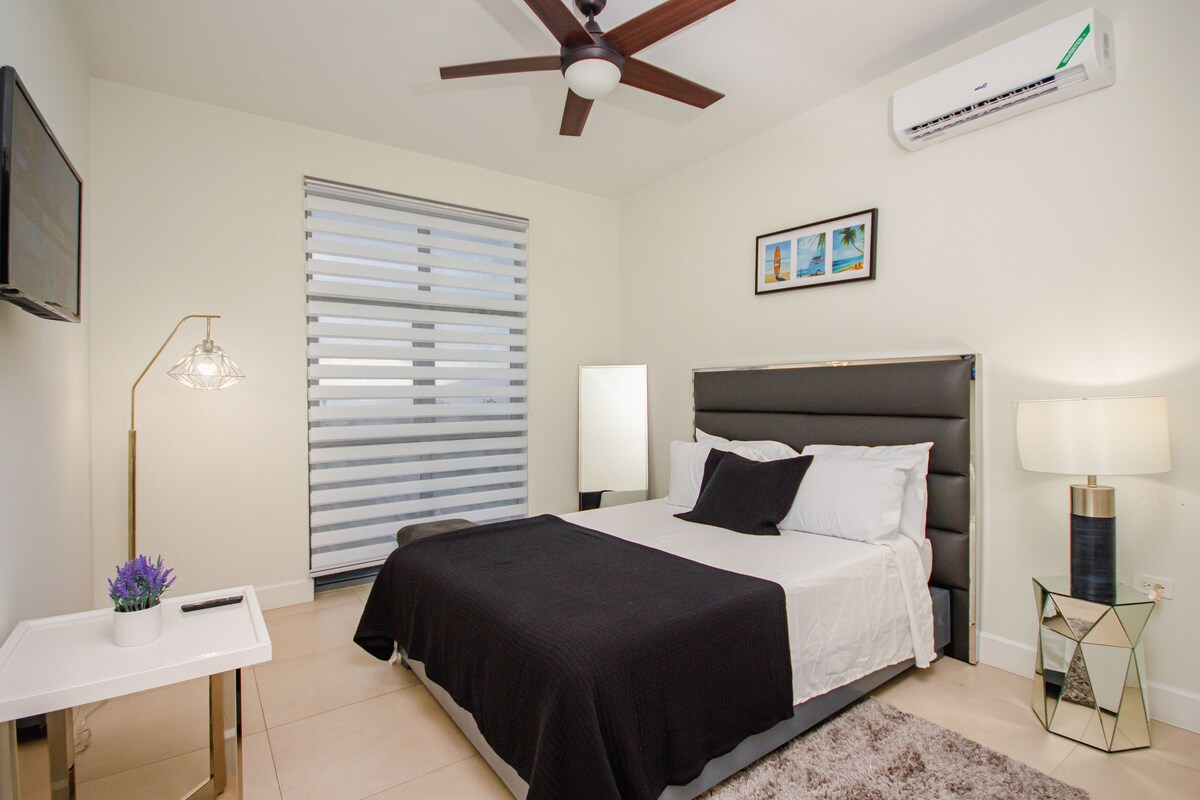 Krevat dopio "Queen" në dhomën e dytë të gjumit....me dritare nga dyshemeja në tavan