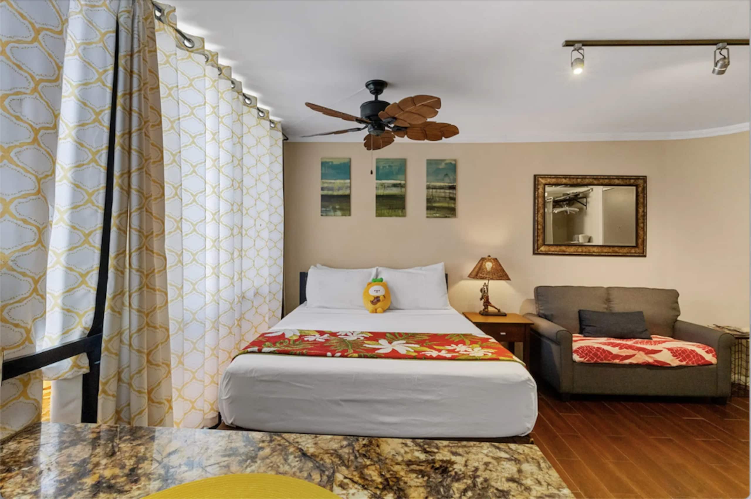 Fabulous location Waikiki Grand Hotel - Image 2