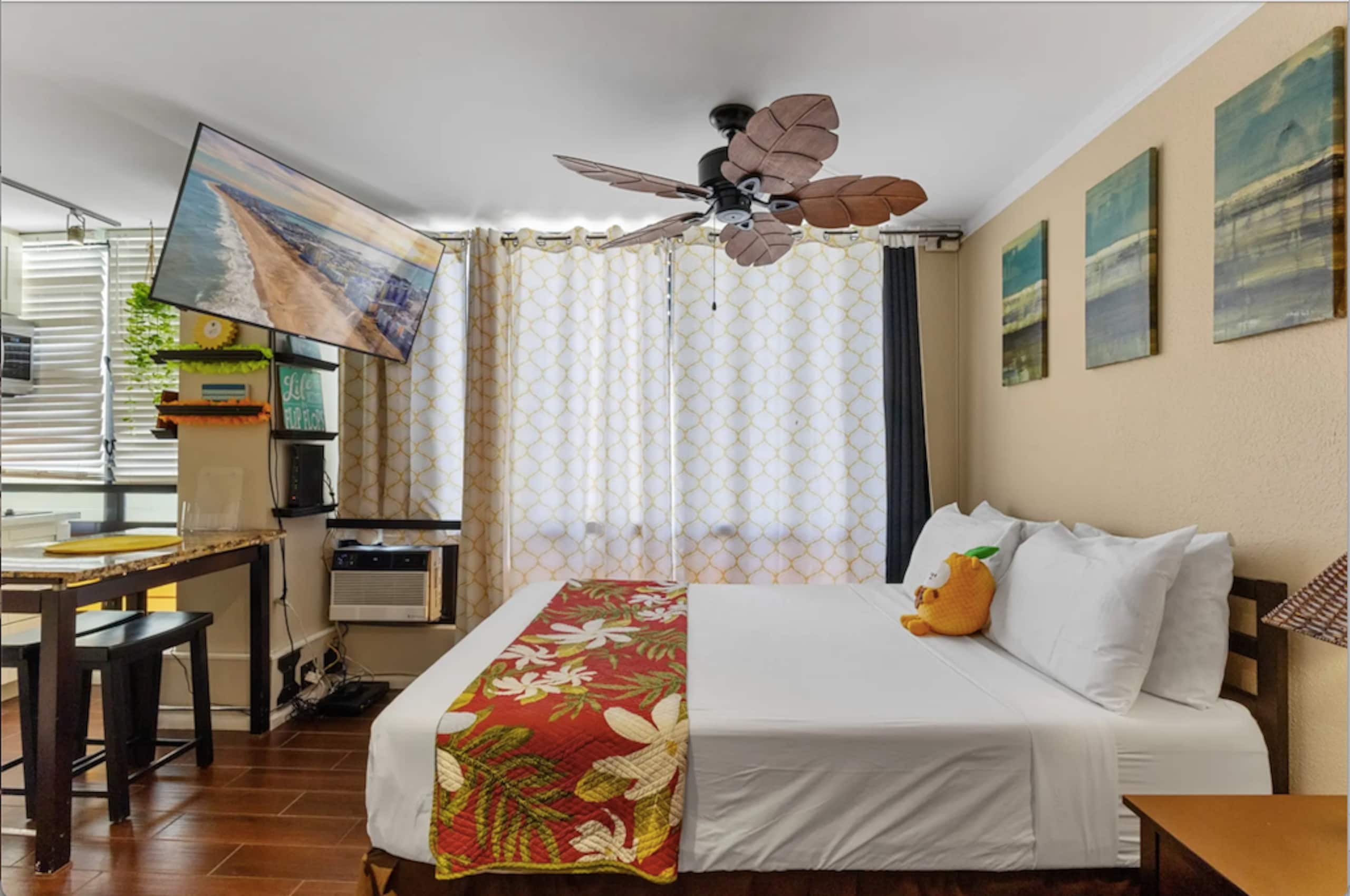 Fabulous location Waikiki Grand Hotel - Image 3