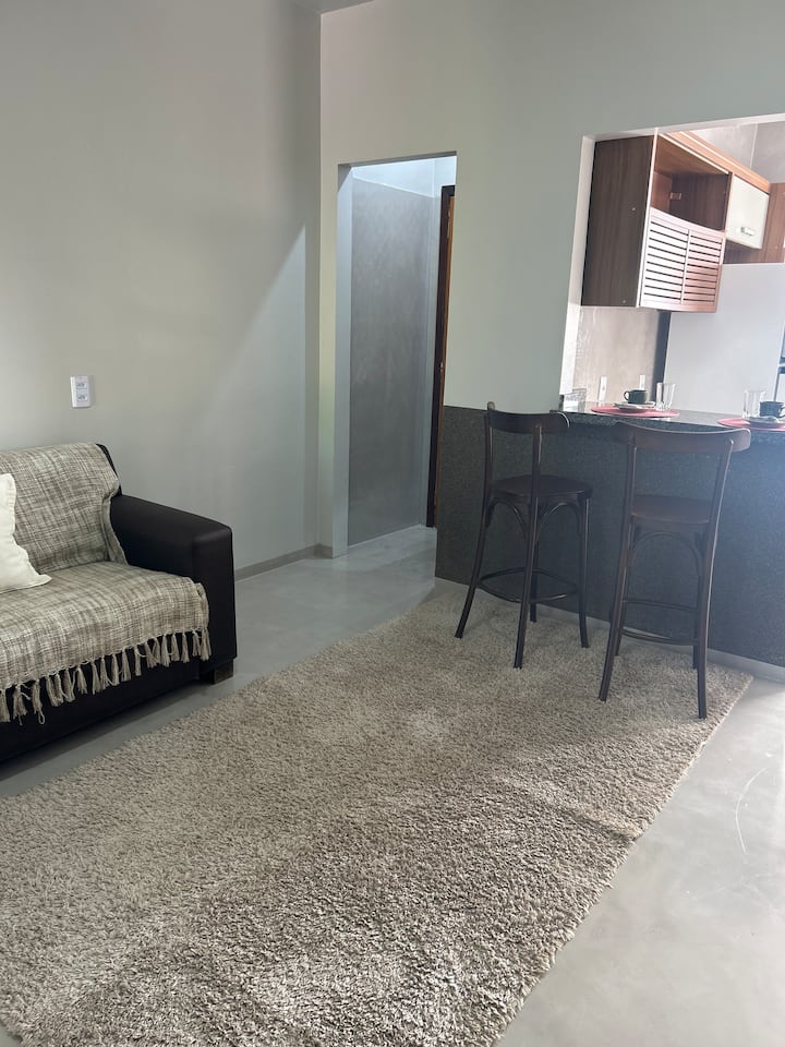 Chumba cha televisheni cha pamoja chenye jiko 