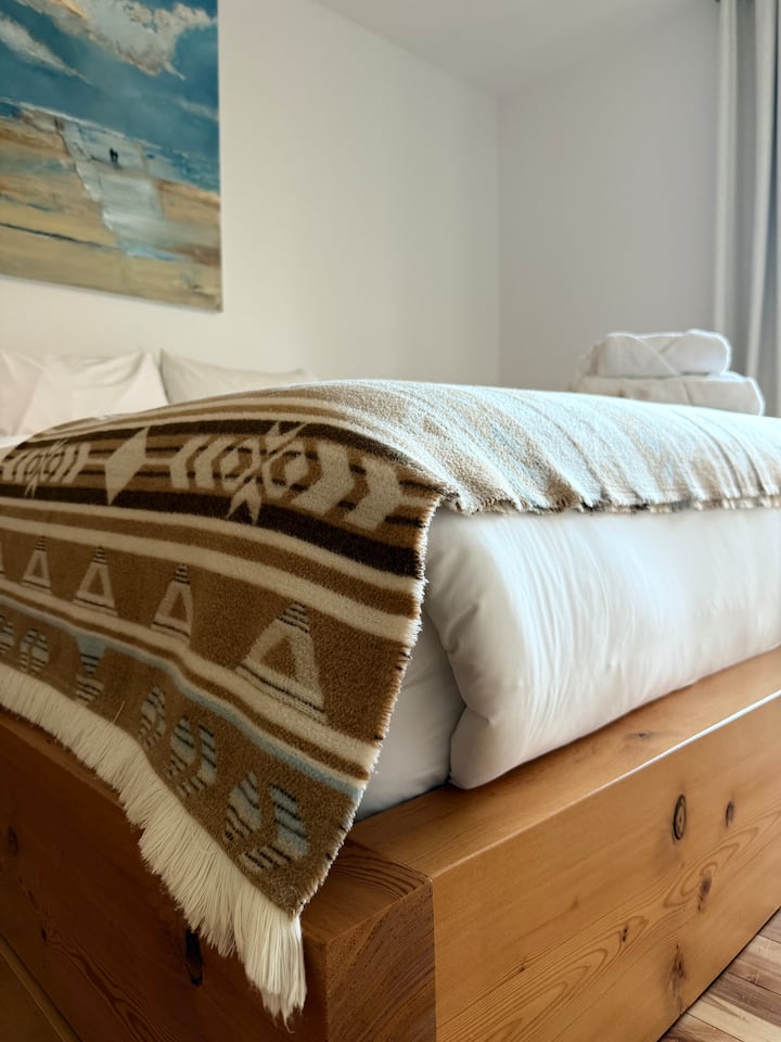 غرفة نوم كوين ومعرض خاص وإطلالة على النهر