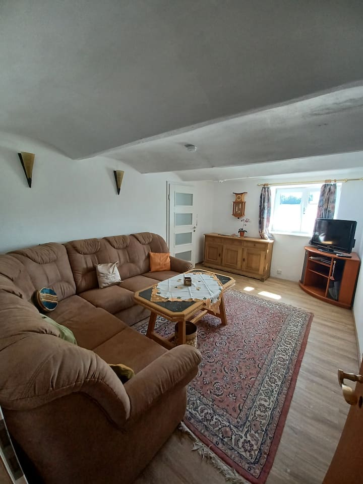 удобен ъглов диван, подходящ и за издърпване за спане с уютна атмосфера 