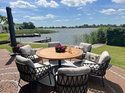 Luxury home directly on the waterfront