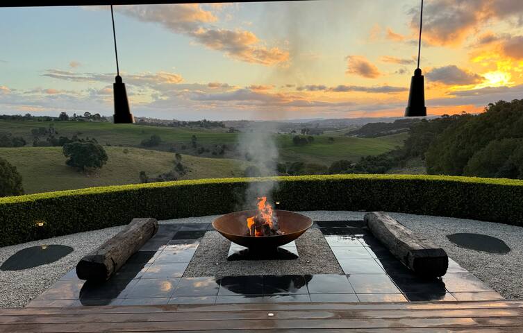 Black Beauty on Richmond Hill gallery image 3