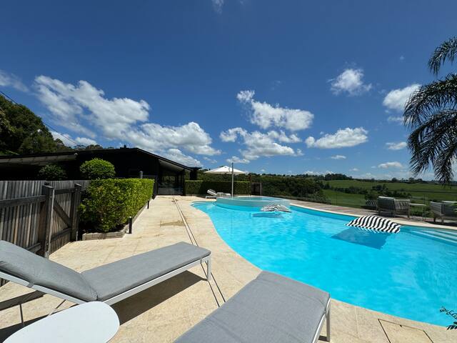 Black Beauty on Richmond Hill gallery image 2