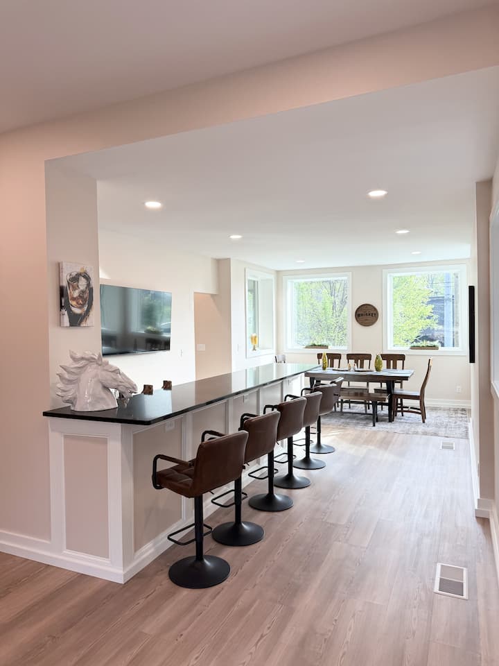 Highlands Haus | Sleeps 10, Bar, Parking, Walkable - Louisville