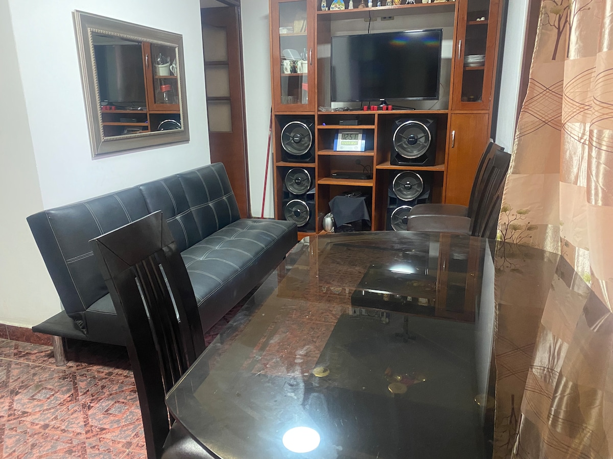 Sala comedor muy acogedora, con iluminación y ventilación, tiene sofá, mesa comedor con 6 sillas, equipo de sonido, televisor, internet, un pequeño bar con copas.