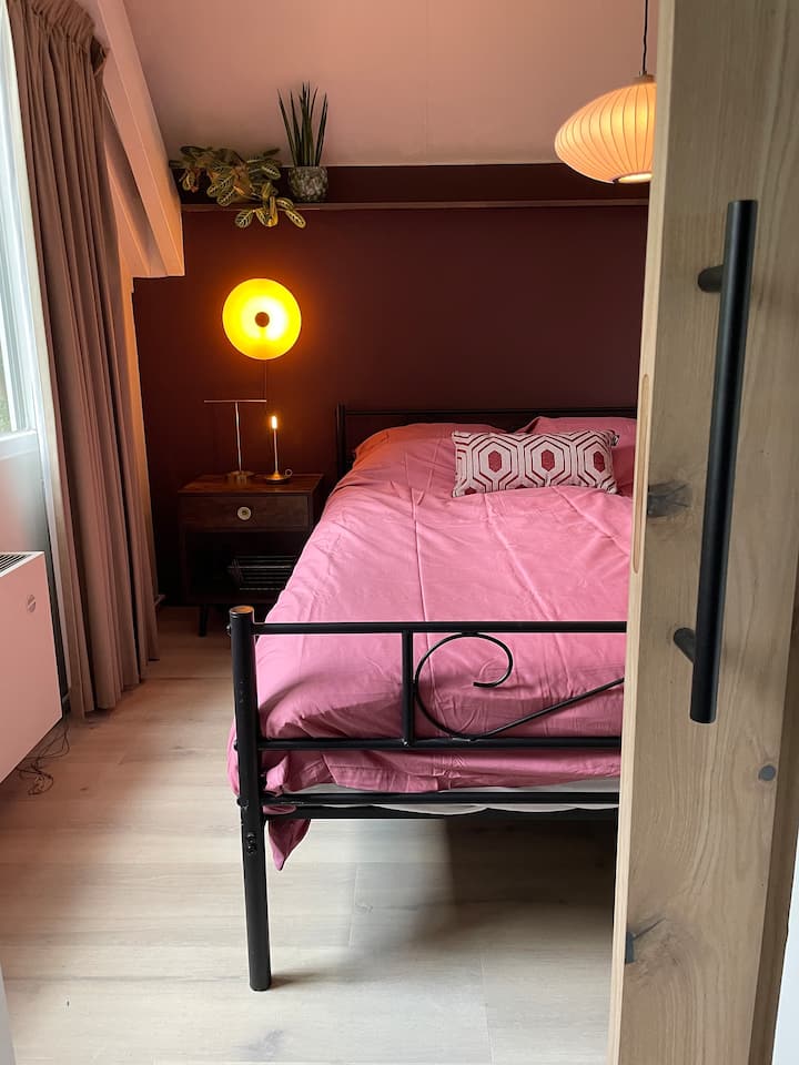 De slaapkamer heeft onlangs een nieuwe kleur gekregen en ging van groen naar aubergine met beige. Het bed is 160 cm breed en 200 cm lang. Het heeft twee éénpersoons dekbedden. Links naast het bed kan ruimte gemaakt worden voor een evt campingbedje. 