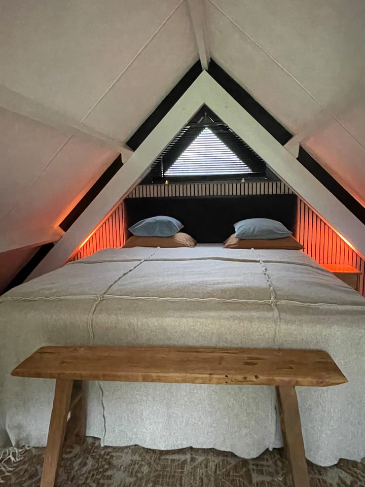 Het is heerlijk slapen in onze nieuwe boxspring en vanuit je bed heb je een prachtig uitzicht. 