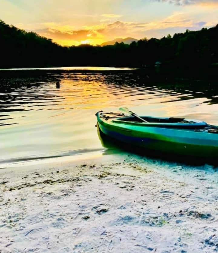 Huge River/mountain Views!3story Log/canoes/ Pet - Lake Lure, NC