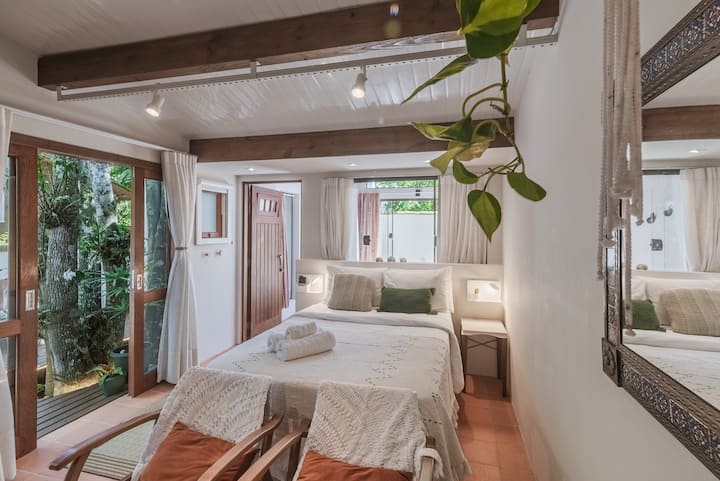 Estudio completo, adjunto a la casa. Espacio separado de la casa principal, reservado para el mismo grupo. 