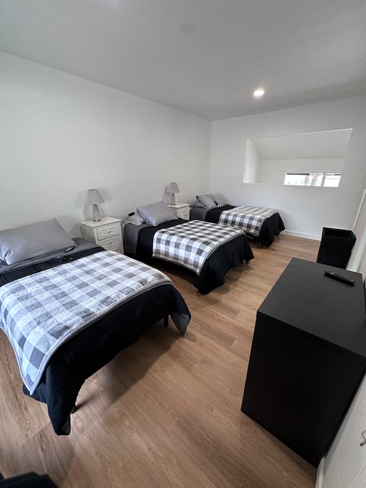 3 senge, og hvis du vil, kan vi gøre det til en queensize-dobbeltseng med en enkeltseng