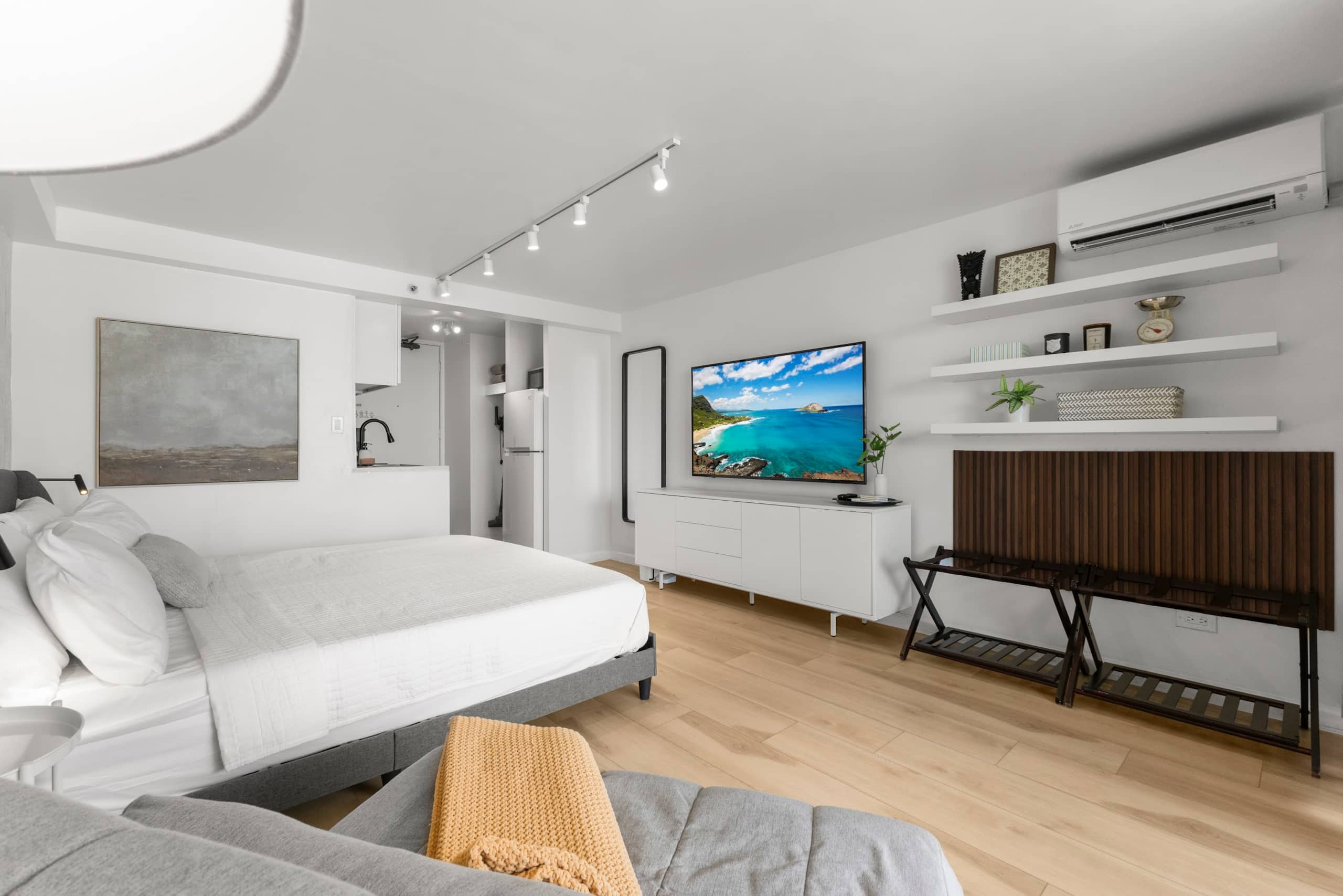 16F-Renovated Modern King Studio-Waikiki Beach~ - Image 9