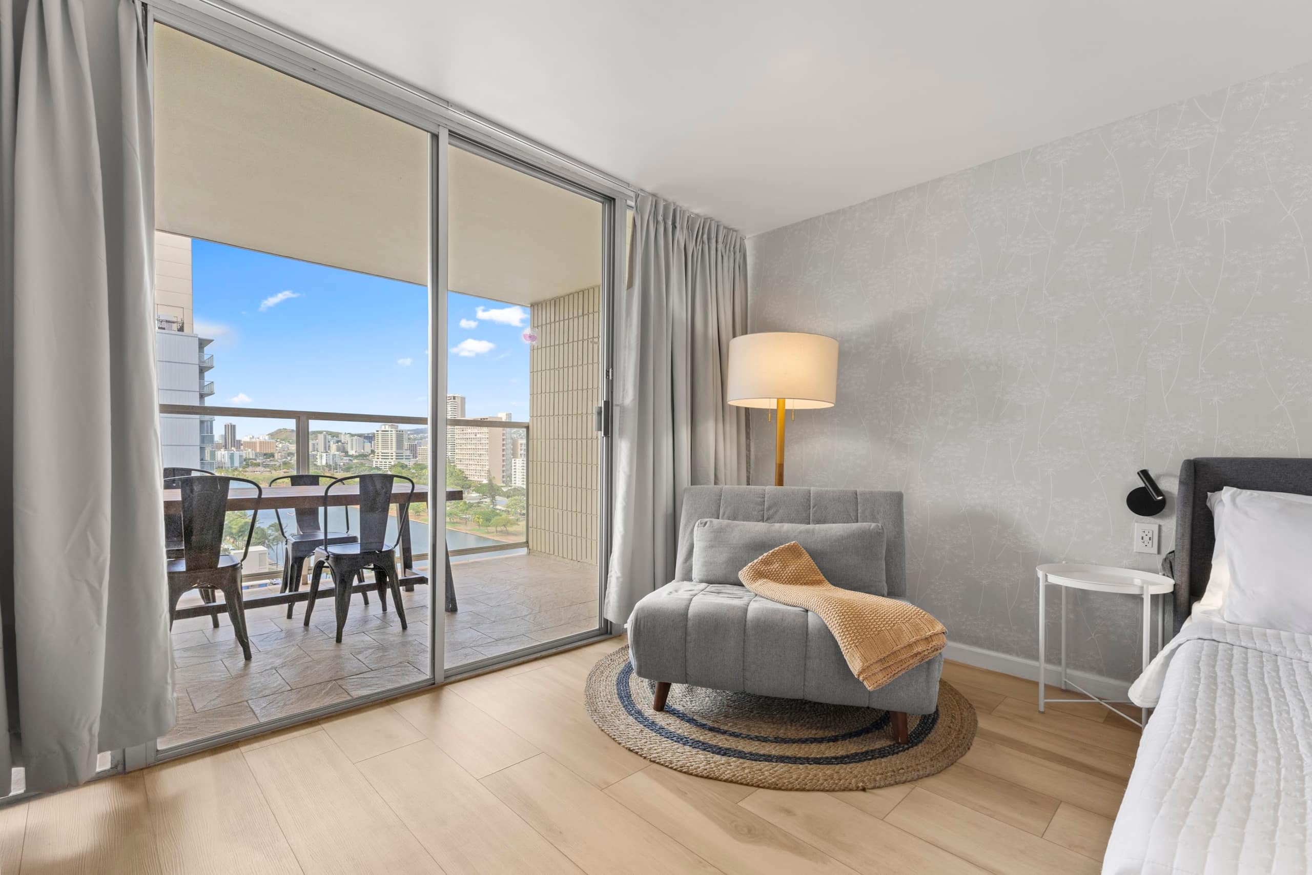 16F-Renovated Modern King Studio-Waikiki Beach~ - Image 11
