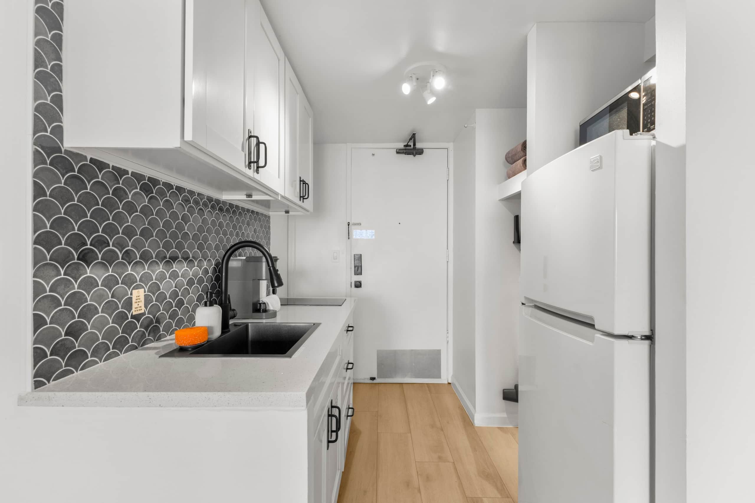 16F-Renovated Modern King Studio-Waikiki Beach~ - Image 14