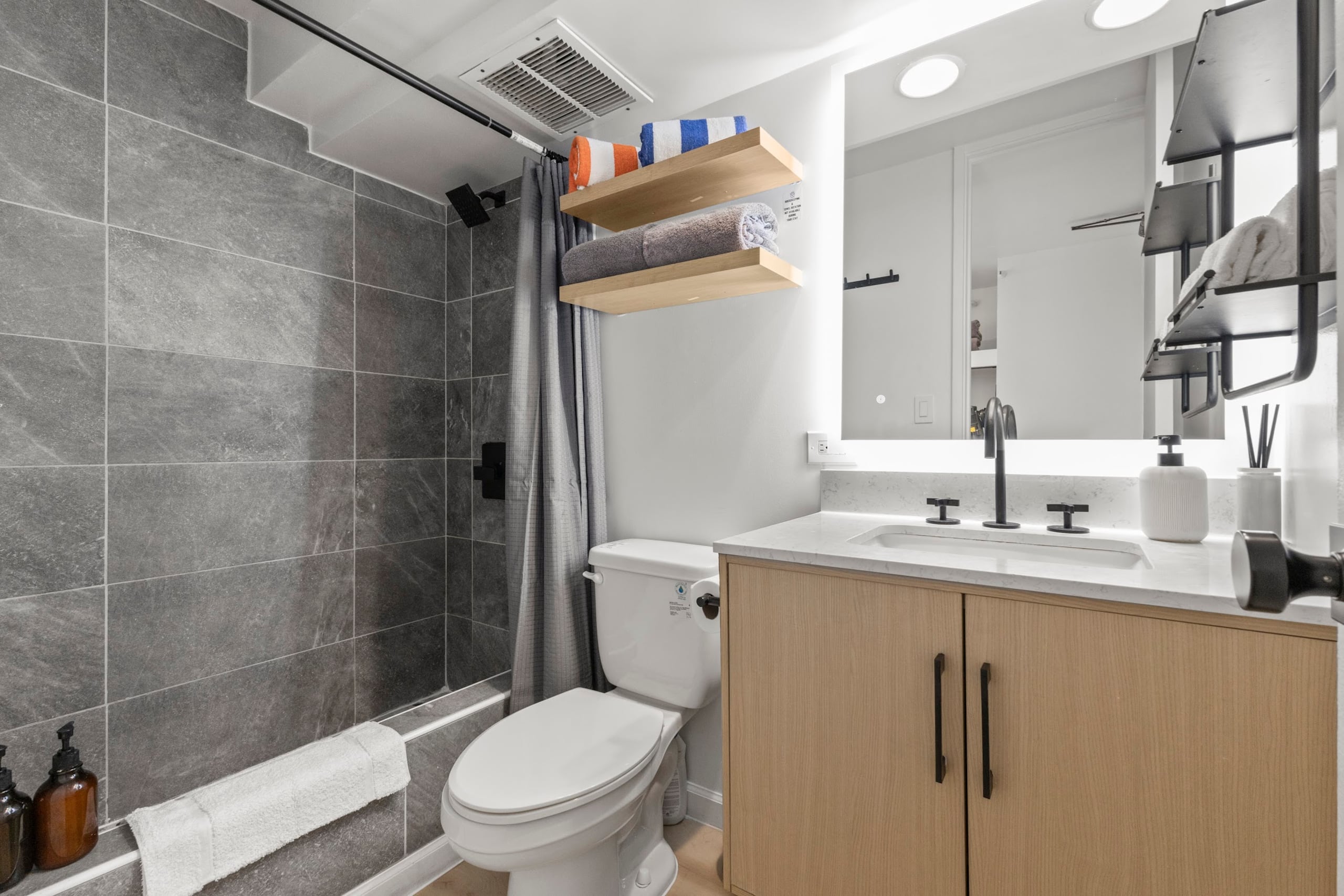 16F-Renovated Modern King Studio-Waikiki Beach~ - Image 21