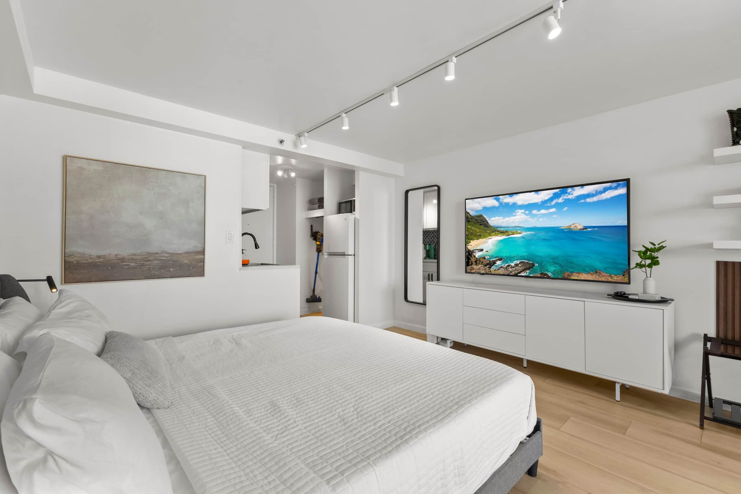 16F-Renovated Modern King Studio-Waikiki Beach~ - Image 10