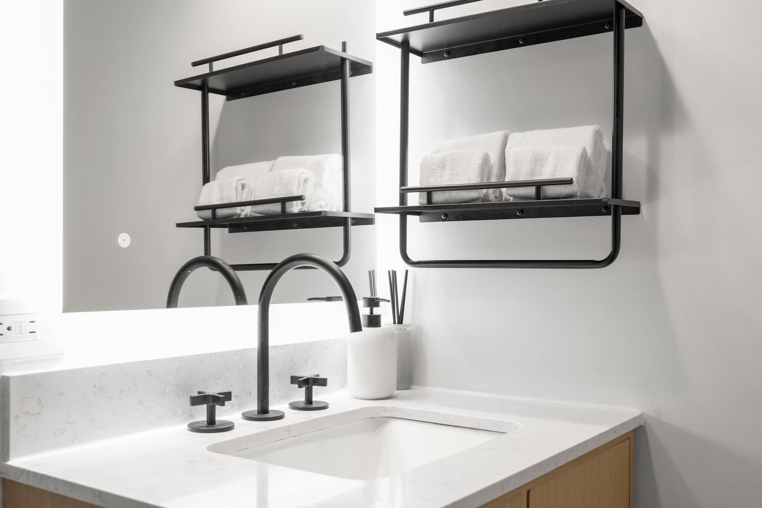 16F-Renovated Modern King Studio-Waikiki Beach~ - Image 22
